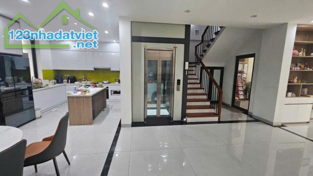 Cho thuê biệt thự Dương Nội, 160m2, 4 tầng, thang máy, đủ nội thất đẹp
