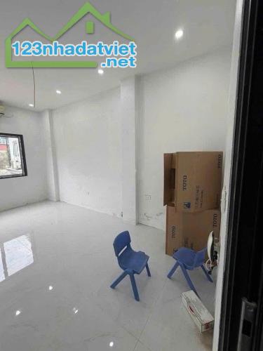 Cho thuê nhà ngõ phố 8-3 Hai Bà Trưng 24m x 5 tầng, giá 9.5tr/tháng - 2