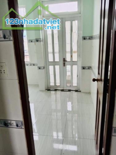 nhà mt dt lớn đường hưng phú có lề để xe - 1