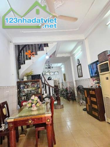 Nhà đẹp ngay trường Võ Văn Kiệt P13Q8 P.Phú Định