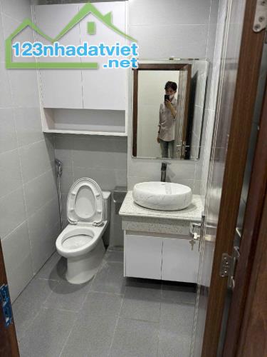 CHO THUÊ VĂN PHÒNG KĐT ĐỀN LỪ 2- GẦN VƯỜN HOA - THANG MÁY :DT 100 TẦNG 3/ sàn - 4