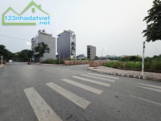 BÁN ĐẤT BÁT KHỐI, LONG BIÊN 50M2- MT 5.2m- VỈA HÈ, Ô TÔ TRÁNH ĐỖ- HƠN 9 Tỷ