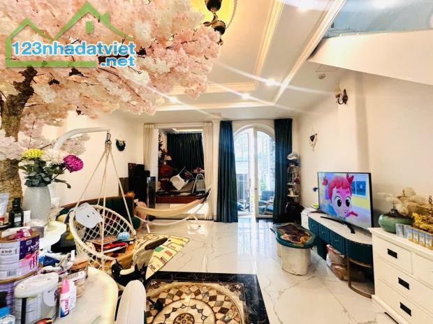 NHÀ 5 TẦNG NGAY TRUNG TÂM LONG TRƯỜNG Q9 - 150m2 - CHO THUÊ 80TR/THÁNG - 15.5T.Ỷ - 2