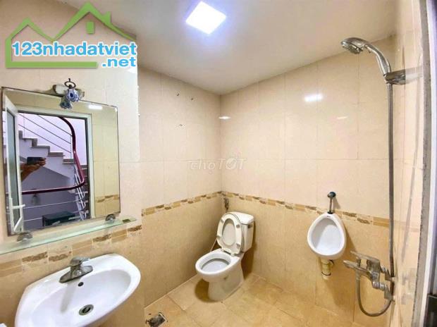 CHO THUÊ VĂN PHÒNG KĐT ĐỀN LỪ 2- GẦN VƯỜN HOA - THANG MÁY :DT 100 TẦNG 3/ sàn - 3