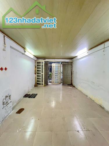 Nhà cũ 2 tầng HXH đường Âu Dương Lân P2Q8 . Giá: 6.8 tỷ - 2