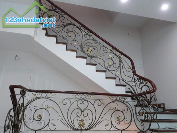 Cho thuê nhà, 113m2_ 5T; Huỳnh Thúc Kháng, Nguyên Hồng, Đống Đa -41 tr - 2