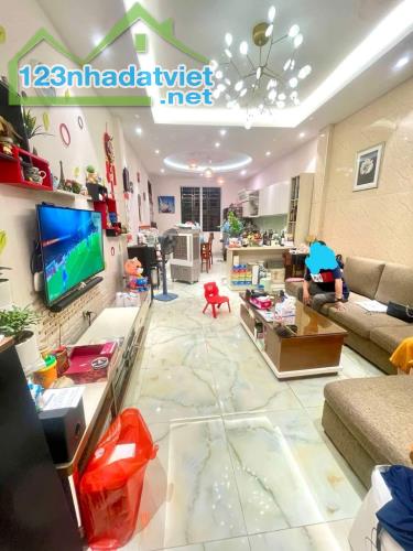 SIÊU HIẾM Hoàng Mai diện tích 106m x 3t,Mt 4m. Chỉ 15.9 tỷ
