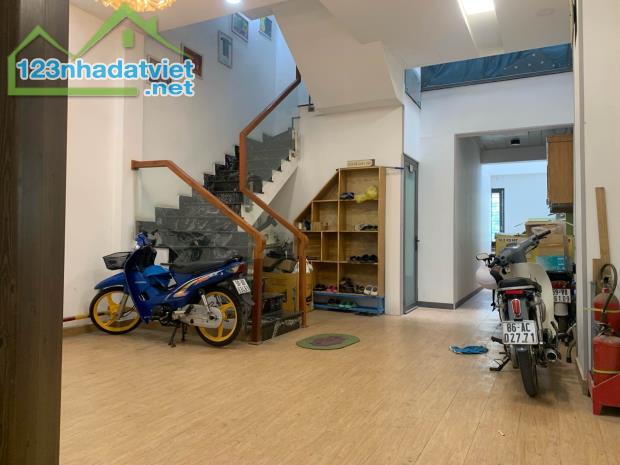 Bán nhà mặt tiền kinh doanh thông thoáng