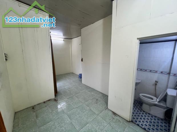 [D5896*] Sổ vuông vức, 2T sát chợ Xóm Mới - Giá 2.x tỷ - 1