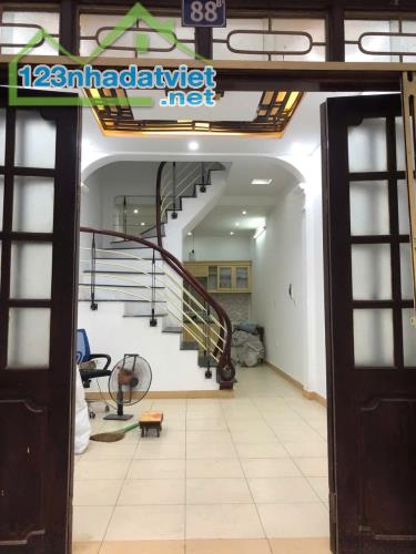 Cho thuê nhà ngõ ba gác 676 Đê La Thành, Đống Đa 40m x 4 tầng, giá 14tr/tháng
