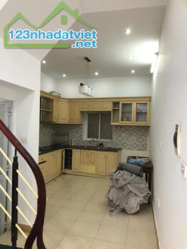 Cho thuê nhà ngõ ba gác 676 Đê La Thành, Đống Đa 40m x 4 tầng, giá 14tr/tháng - 2