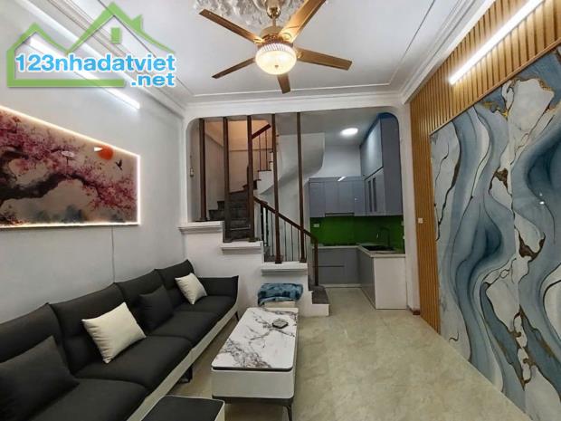 Cho thuê nhà ngõ phố Nguyễn Chính, Hoàng Mai 30m x 5 tầng, giá 8.5tr/tháng