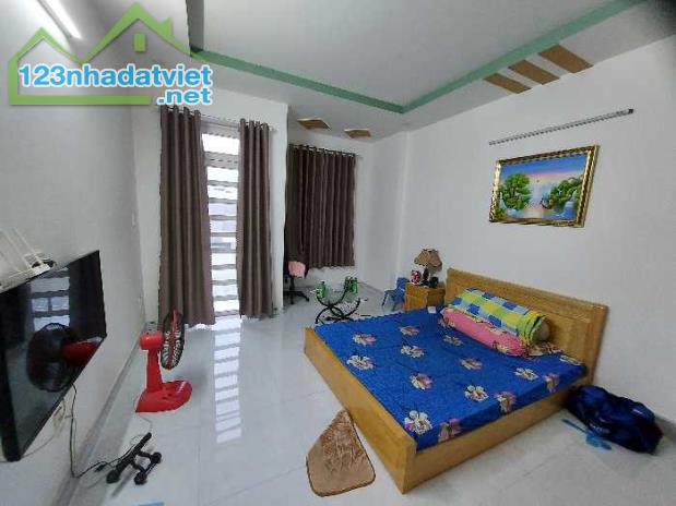 Nhà đẹp ngay khu Võ Văn Kiệt, Phú Định, xe hơi tới cửa