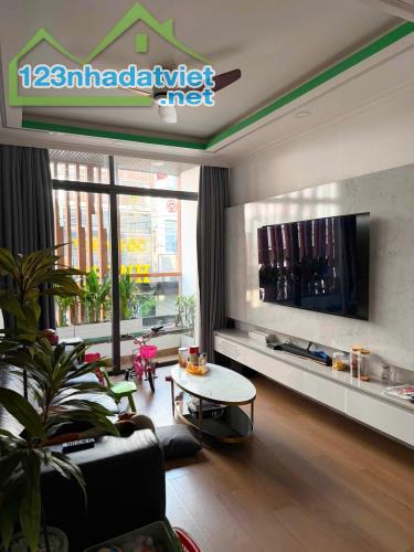 Nhà mới 4 tầng mặt tiền Nguyễn Thị Tần P2Q8. Giá: 12.7 tỷ