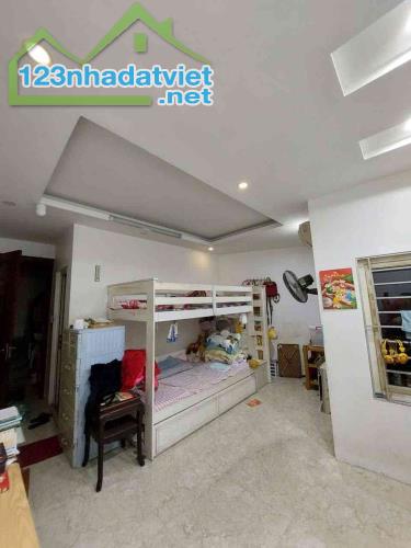 Cực sốc! Trung tâm Quận. HBT Dân xây 30m x 5 tầng, 3 ngủ, ô tô cách 30m, giá 5,95 tỷ(TL)