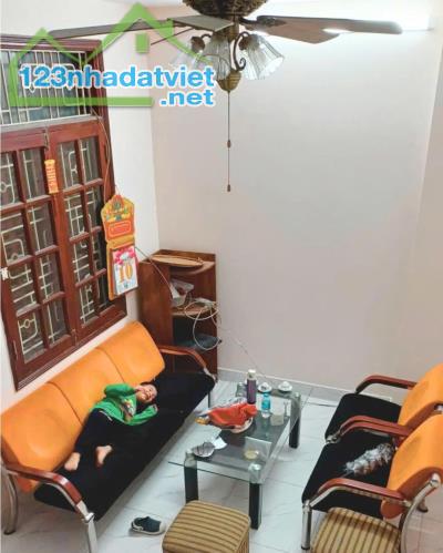 Cho thuê nhà ngõ phố Tây Sơn, Đống Đa 38m x 4 tầng, giá 12tr/tháng