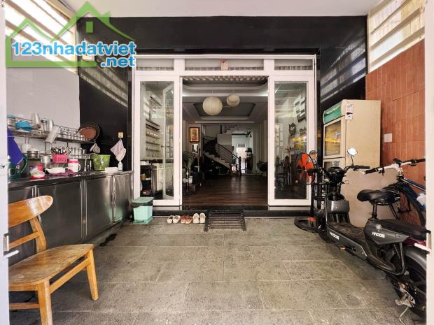 Bán Nhà Mặt Phố Quận 8 - 4 Tầng, 6 Phòng Ngủ, Giá 13.9 Tỷ