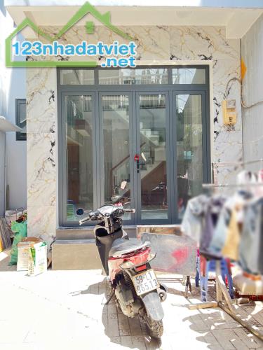 Nhà mới 3 tầng nở hậu 6.5m ngay chợ Ba Đình P10Q8. Giá: 5.38 tỷ