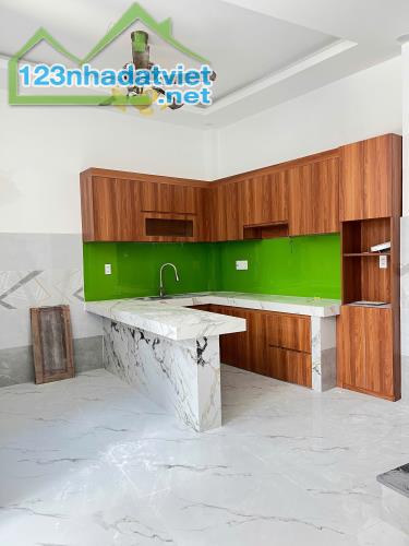 Nhà mới 3 tầng nở hậu 6.5m ngay chợ Ba Đình P10Q8. Giá: 5.38 tỷ - 1