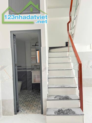 Nhà mới 3 tầng nở hậu 6.5m ngay chợ Ba Đình P10Q8. Giá: 5.38 tỷ - 3