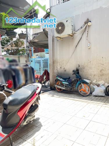 Nhà mới 3 tầng nở hậu 6.5m ngay chợ Ba Đình P10Q8. Giá: 5.38 tỷ - 4