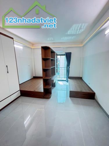 Cho thuê Căn hộ 25m² Hà Đông có ban công rộng, thang máy, nội thất