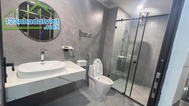 Cho thuê nhà, Chùa Láng, Nguyễn Chí Thanh, Đống Đa, 242m2x 3T -37 tr - 2