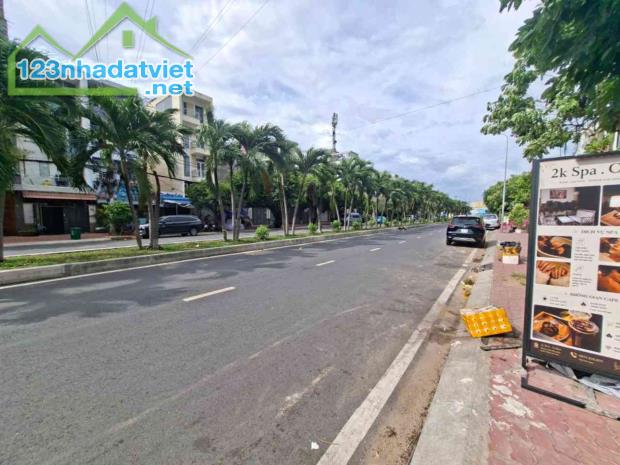 duy nhất quận 8 – lề đường 10m – ngang 6m – 2 mặt tiền – 11 phòng cho thuê 110 tr/1 tháng