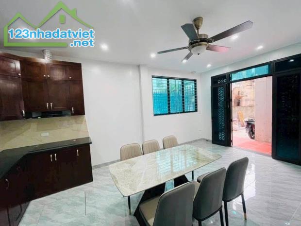 Nhà nguyên căn Bà Triệu cực đẹp – 5 tầng, 4PN, nhận nhà ngay