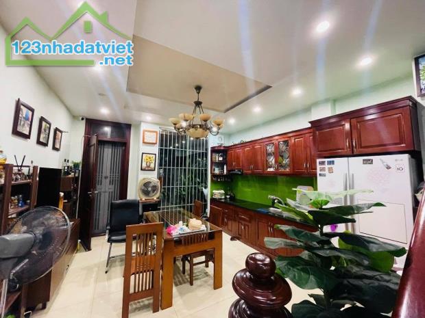 Bán nhà Lê Đại Hành, 65m2, 5 tầng thang máy, mặt tiền 10m, nhỉnh 24 tỉ, dòng tiền