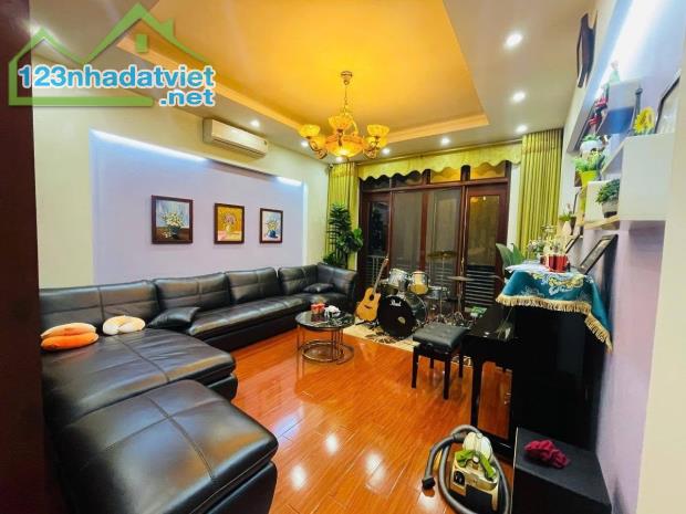 Bán nhà Lê Đại Hành, 65m2, 5 tầng thang máy, mặt tiền 10m, nhỉnh 24 tỉ, dòng tiền - 1