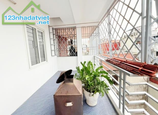 Bán nhà phố Giáp Bát 42m2*5 tầng, MT 4.8m, giá 9.5 tỷ