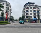 Diện tích:   ​Trên sổ: 93,5 m² (100% thổ cư)  ​Thực tế sử dụng: 133,5 m² (bao gồm 40 m² đ