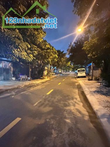 mặt tiền dc11  5 tầng btct  thang máy  vỉa hè rộng tân phú - 4