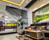 Căn nhà 3 tầng, đường Huỳnh Ngọc Huệ , diện tích 90m2, giá hơn 9 tỷ, có 4 phòng ngủ