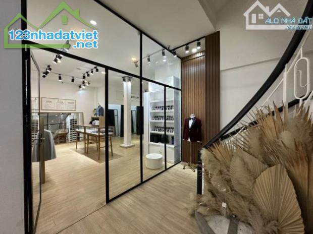 Biệt thự MT Nguyễn Thành Ý - DT: 7,2*16 - hầm, 4 tầng - 43 tỷ TL(Khan hiếm) - 2