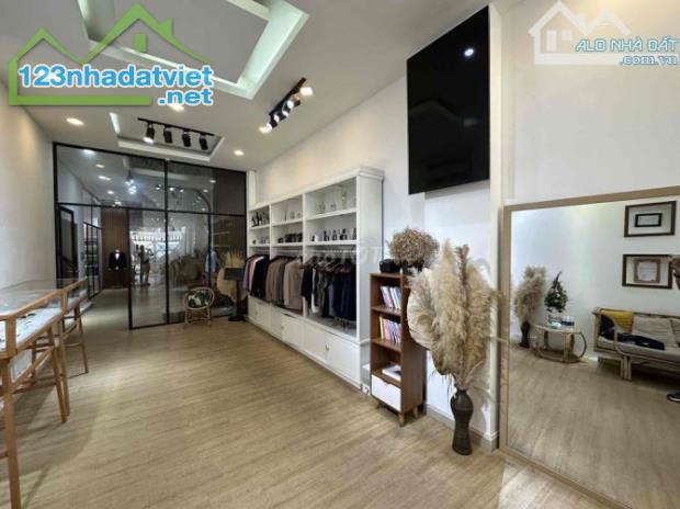 Biệt thự MT Nguyễn Thành Ý - DT: 7,2*16 - hầm, 4 tầng - 43 tỷ TL(Khan hiếm) - 4