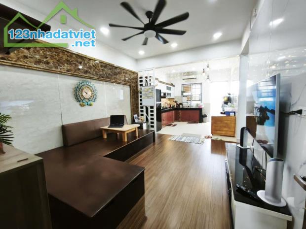 Bán chung cư Bồ Đề- Lô góc- Full Nội thất 60m 2 ngủ nhô 3 tỷ(TL)