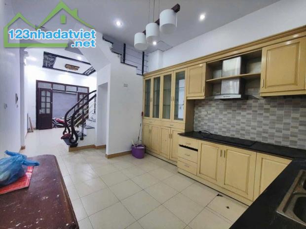 Cho thuê nhà ngõ 678 Đê La Thành, Đống Đa 40m x 4T (4 ngủ) _12tr Ở NHÓM