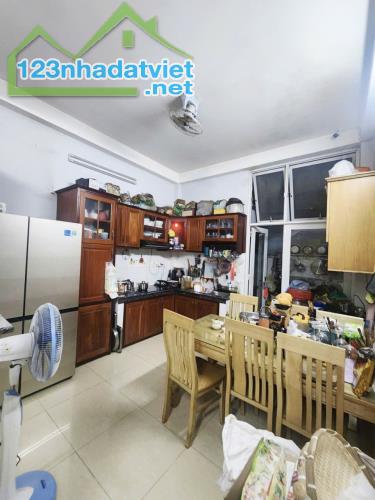 Gần MT Q8 - 47m2 - 4PN 3WC - Hướng Đông - SHR - 8.X 🧄 - 1