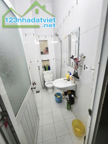 Gần MT Q8 - 47m2 - 4PN 3WC - Hướng Đông - SHR - 8.X 🧄 - 5