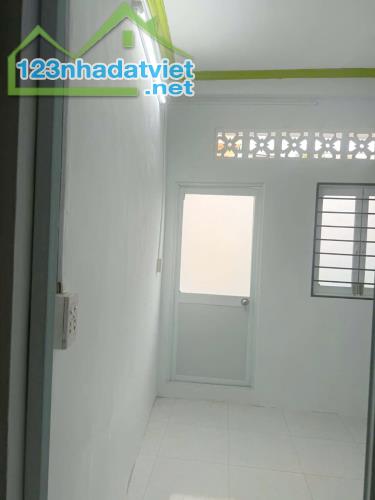 Nhà mới 2 tầng nở hậu L 7.5m sát đường Tùng Thiện Vương P13Q8. Giá: 3 tỷ - 2